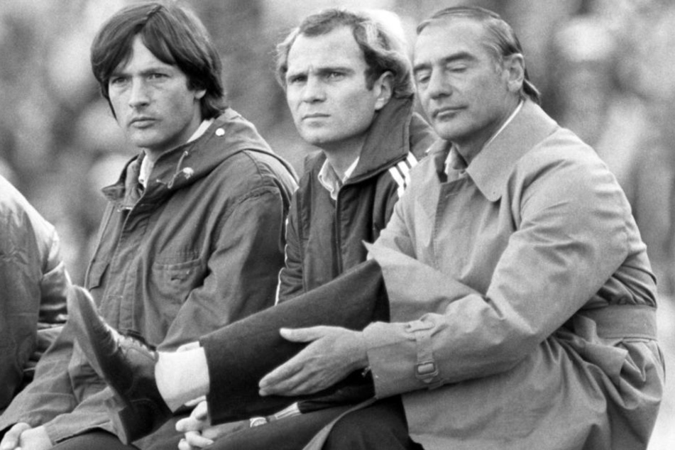 Blick zurück in die Saison 1982/83: Hoeneß (Mitte) mit Teamarzt Hans-Wilhelm Müller-Wohlfahrt (links) und Trainer Pal Csernai.