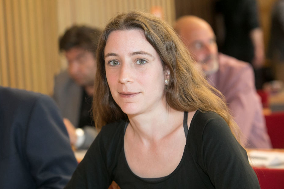 Kerstin Wagner (38, Die Linke) hat mal nachgefragt, was Kaltasphalt so alles kann.
