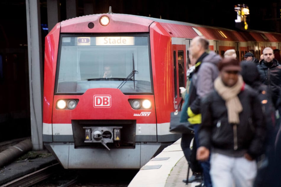 Die Züge der Linie S3 fahren normalerweise von Pinneberg über den Hauptbahnhof bis nach Stade.