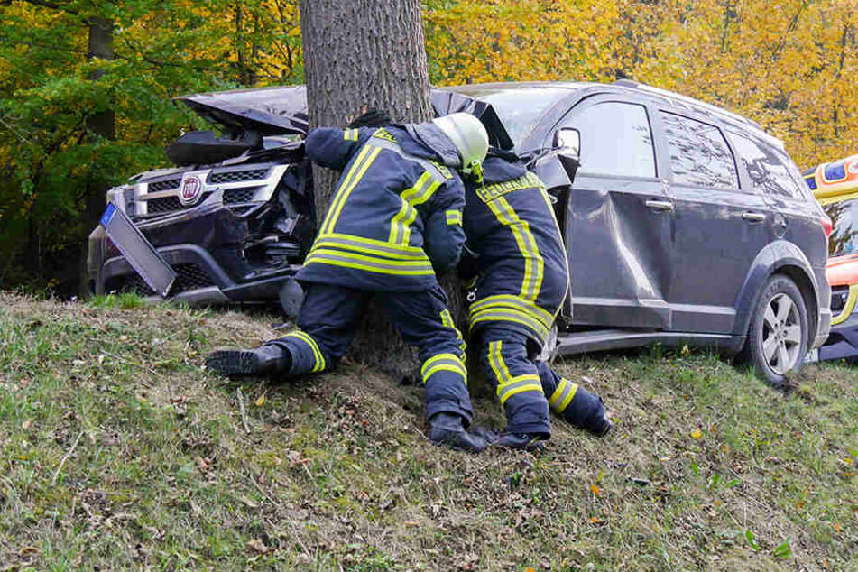 Der Fiat krachte frontal gegen einen Straßenbaum an der B171.