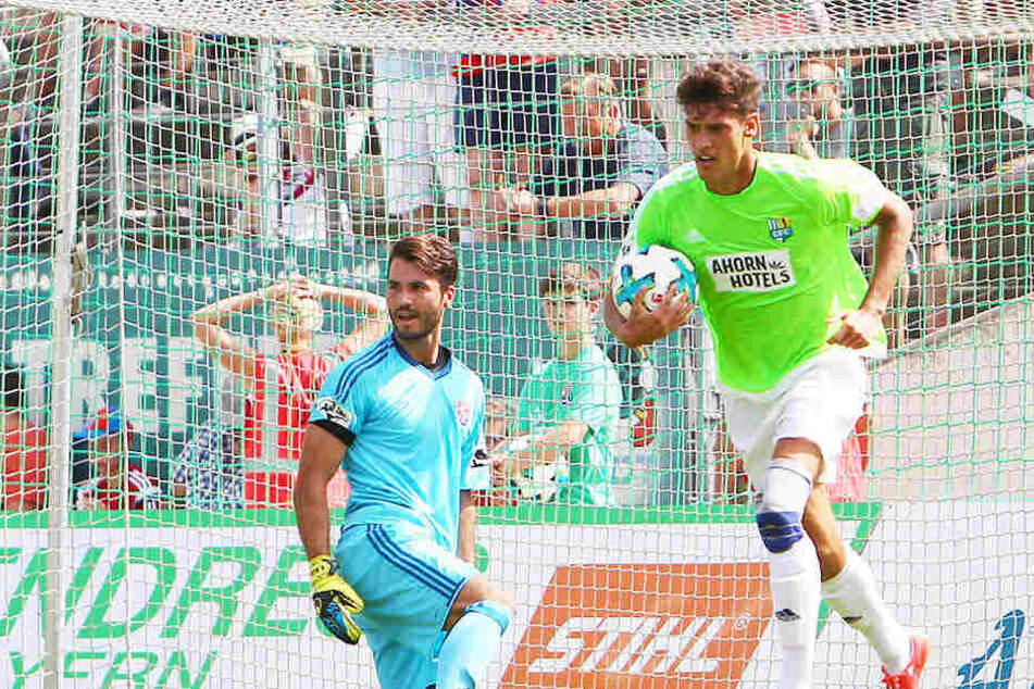 Myroslav Slavov (r.) konnte Unterhachings Torwart Korbinian Müller in der Hinrunde gleich zwei Mal überwinden. Am Ende verlor der CFC trotzdem - wie so oft in dieser Saison, wenn Slavov auswärts traf.