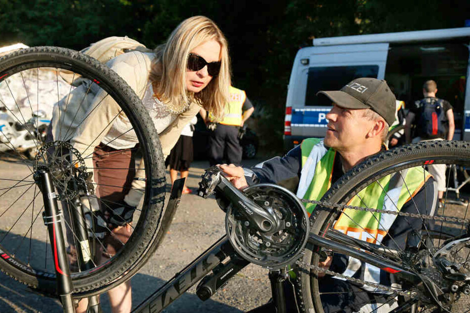 Kein Licht, keine Reflektoren: Oberkommissar RingoSchneider (43) kontrolliert das Mountainbike von Ines Genge(50).