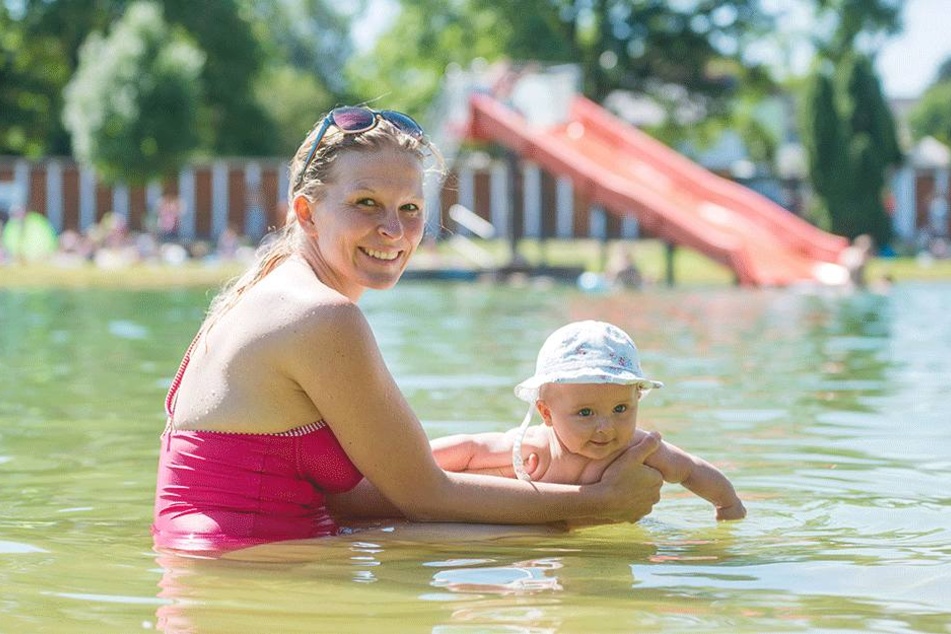 Sara Ehrlich (31) genießt mit Töchterchen Elisa das kühle Wasser.