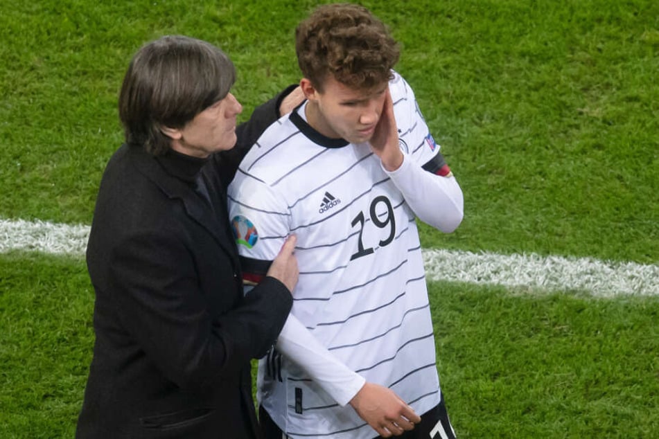 Luca Waldschmidt (r.) will Bundestrainer Joachim Löw (l.) weiterhin überzeugen.