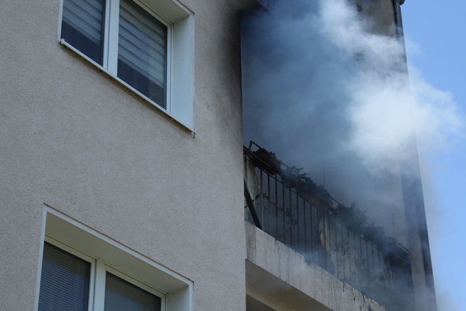 Starke Rauchentwicklung auf dem Balkon eines Mehrfamilienhauses in Cotta.