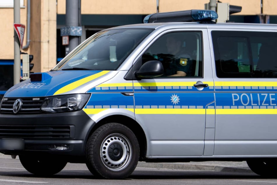 Der Polizeibus war mit Blaulicht und Martinshorn bei Rot über eine Kreuzung. (Symbolbild)