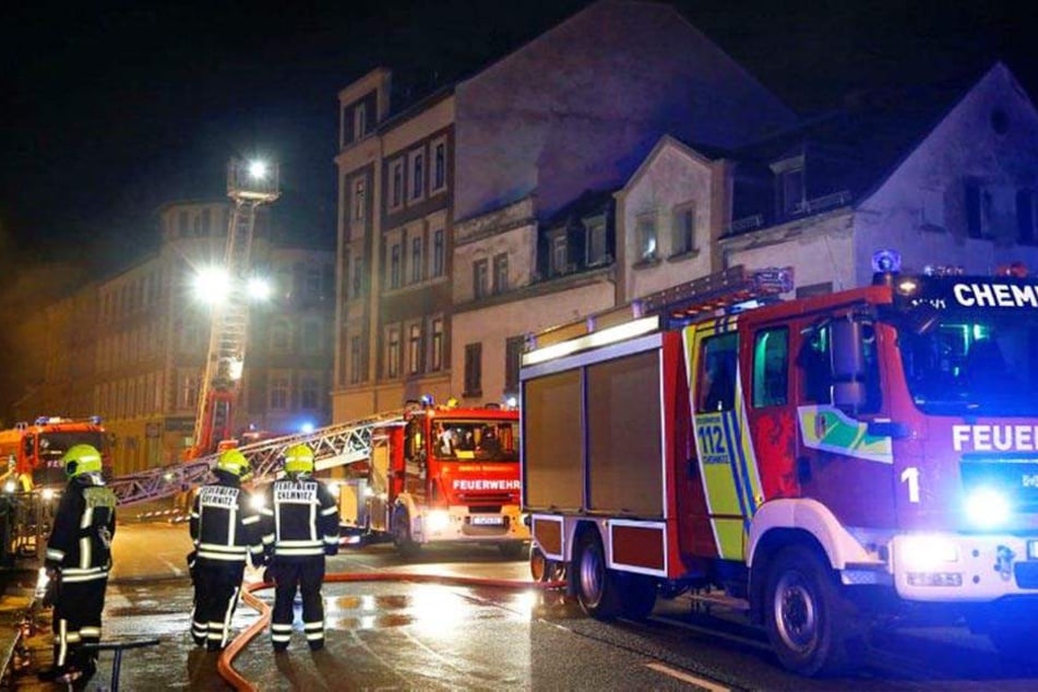 Die Feuerwehr löschte den Brand und rettete ein Opfer aus den Flammen.