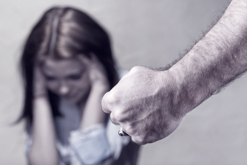 Auf dem Weg zur Bushaltestelle trat der Fremde das 17-jährige Mädchen. (Symbolbild)