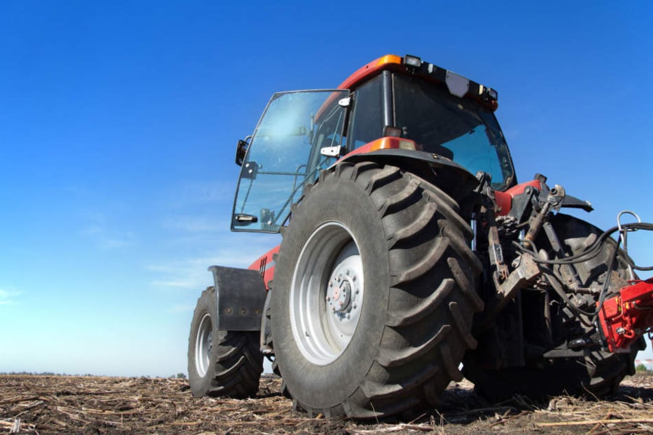 Aus bislang ungeklärten Gründen überschlug sich der Traktor des 61-Jährigen und begrub ihn unter sich (Symbolbild).