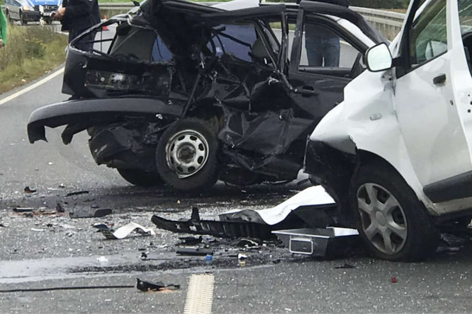 Alle an dem Unfall beteiligten Fahrzeuge wurden schwer beschädigt.