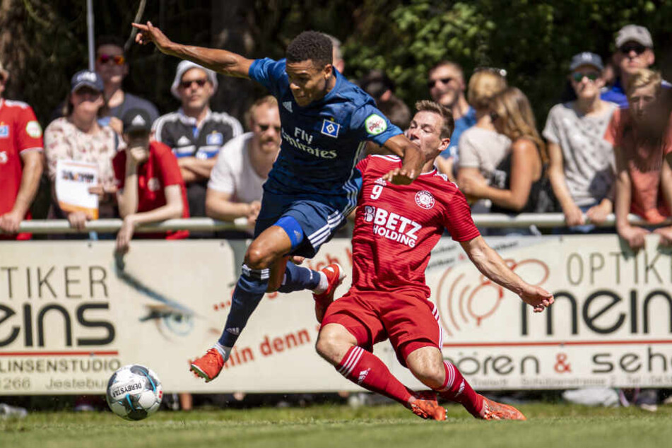 Jan Gyamerah (links) vom HSV und Dominik Fornfeist aus Buchholz kämpfen um den Ball.