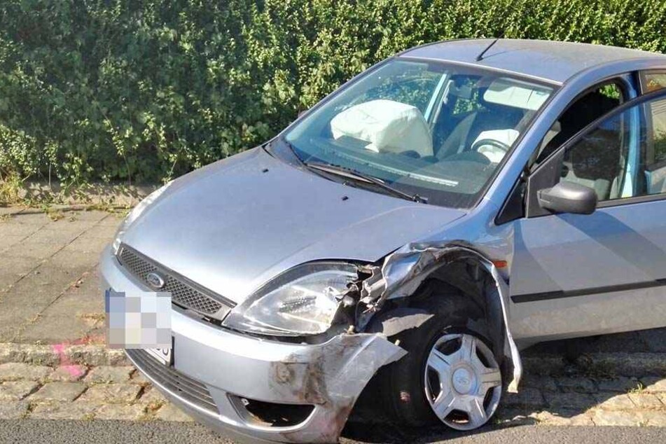 Mit diesem Ford krachte die Seniorin in einen Skoda. Sie konnte vor Ort verarztet werden.