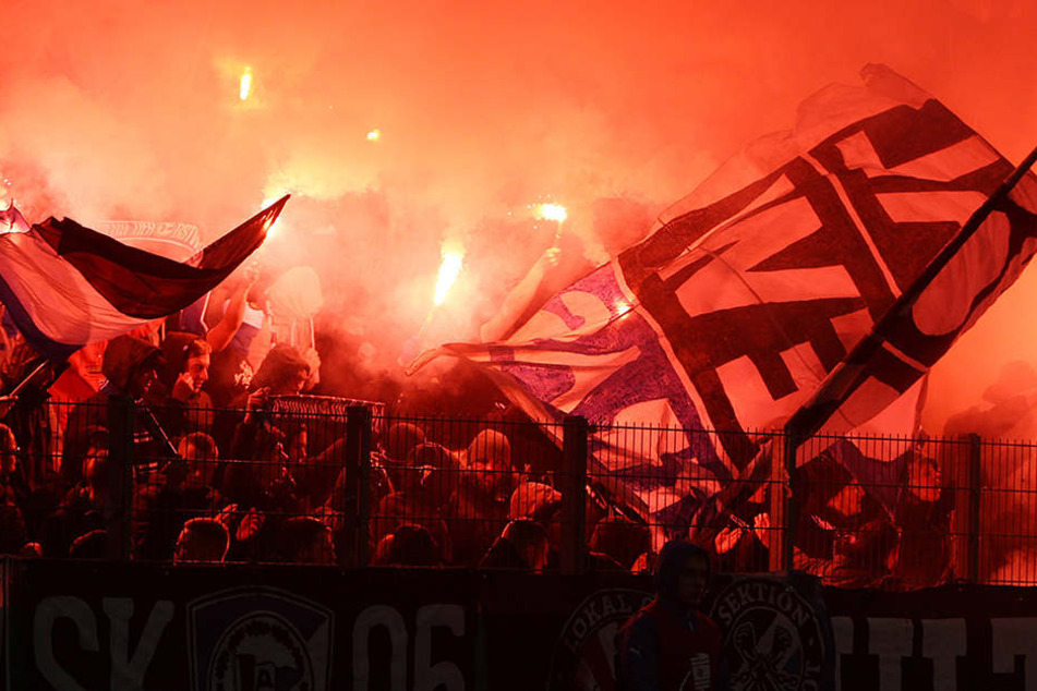 Vor Spielbeginn zündeten einige DSC-Fans bengalische Feuer.
