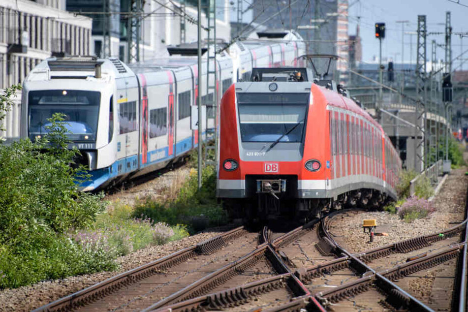 Schaulustige hatten sich auf die Gleise gestellt. (Symbolbild)