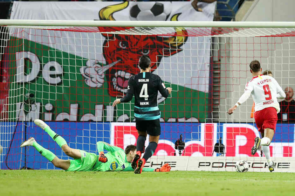 Null Problemo für Yussuf Poulsen (r.): Nach mustergültiger Vorlage von Sturmpartner Timo Werner schob der Däne zum 2:0 ein.