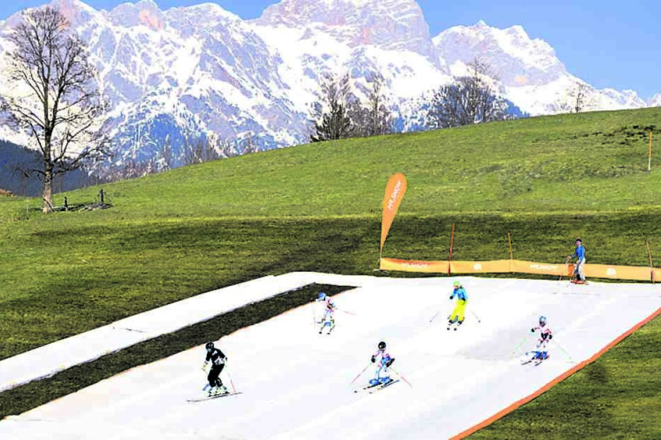 Skifahren funktioniert dank textilem Schnee aus Chemnitz auch bei grüner Wiese. Fotos: