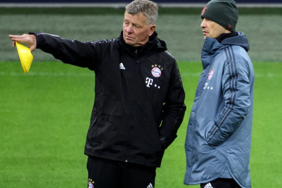 Bayern-Trainer Niko Kovac (r.) und Co-Trainer Peter Hermann (l.) leiten das Training.
