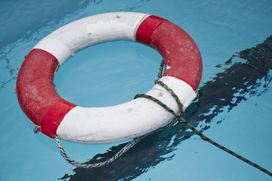 Das Kind wurde leblos im Wasser des Beckens gefunden. (Symbolbild)