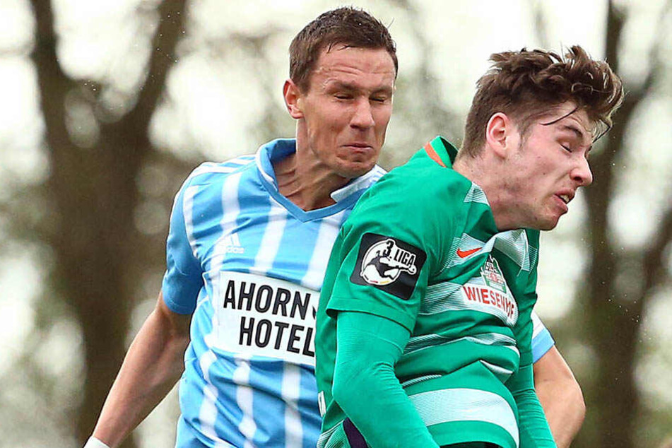 Tim Danneberg (l.), hier beim Kofballduell mit dem Bremer Leon Jensen, hat ein Jahr in Kiel gespielt und weiß um die Stärken der Schleswig-Holsteiner.