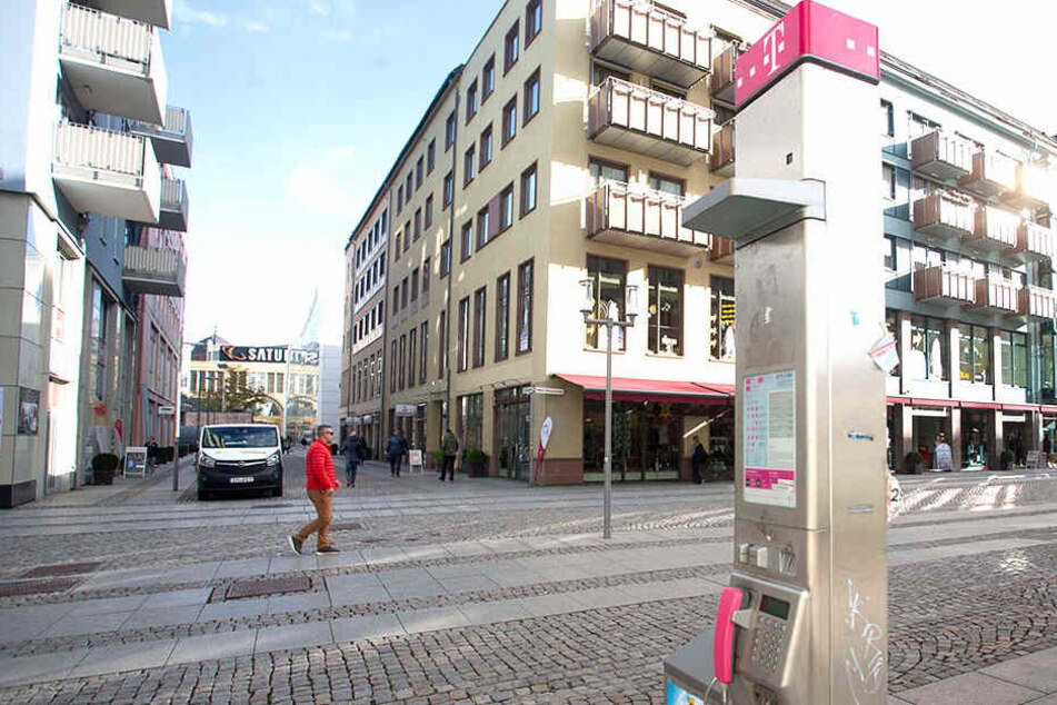 Von dieser Telefonsäule aus rief der Bombendroher an.