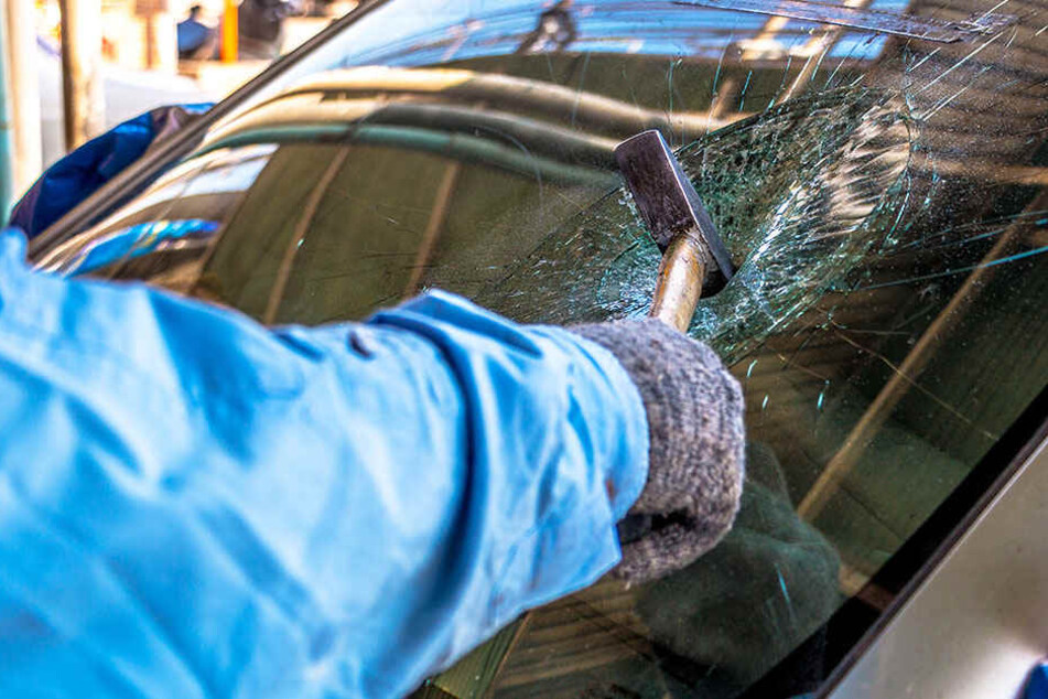 Die Scheiben der Autos wurden eingeschlagen, um an die Wertgegenstände zu gelangen.