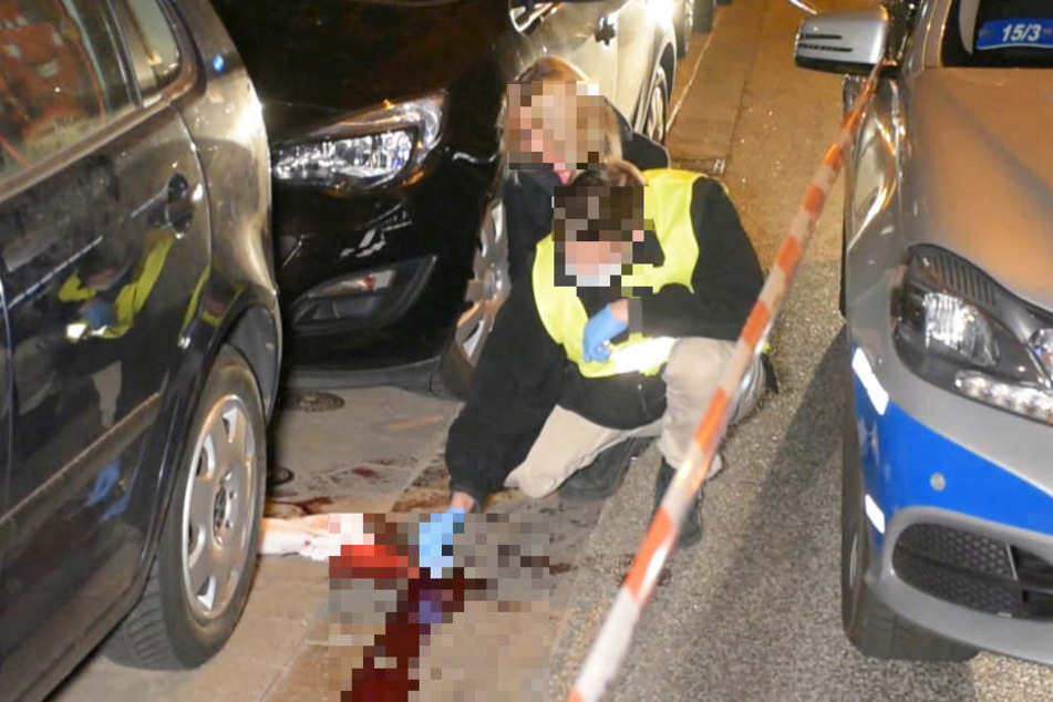 Ermittler sichern an der Simon-von-Utrecht-Straße Spuren.