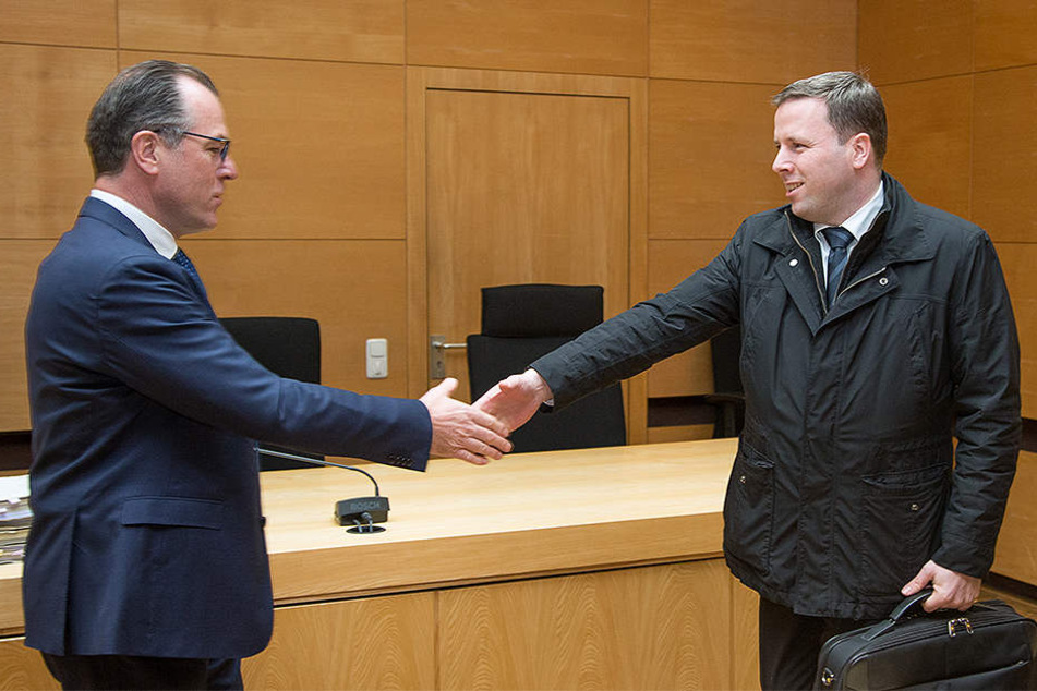 2016 begrüßte der Unternehmer Clemens Tönnies (links) seinen Neffen Robert Tönnies im Landgericht Bielefeld mit einem Handschlag.