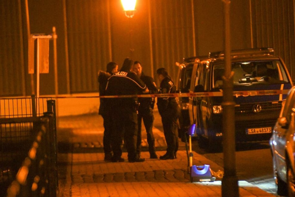 Beamte der Polizei am Tatort: In Magdeburg soll ein 28-Jähriger Opfer eines Raubdelikts geworden sein.