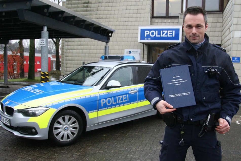 Dennis Eilhoff präsentiert stolz seine Bachelorarbeit.