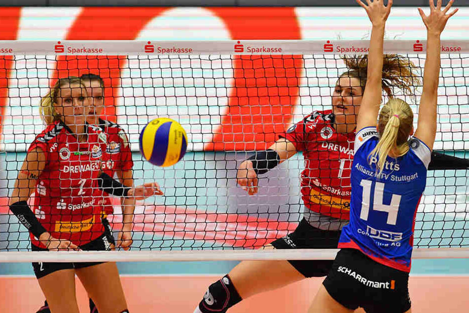 Mittelblockerin Barbara Wezorke (2.v.r.) schlägt hier beim 3:2-Heimsieg in der Bundesliga gegen Stuttgarts Jenna Potts zu.