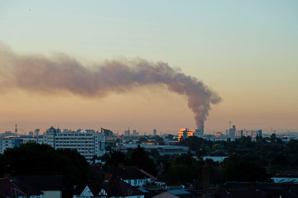 Rauch über London: Am frühen Mittwochmorgen brannte ein Hochhaus in der britischen Hauptstadt.