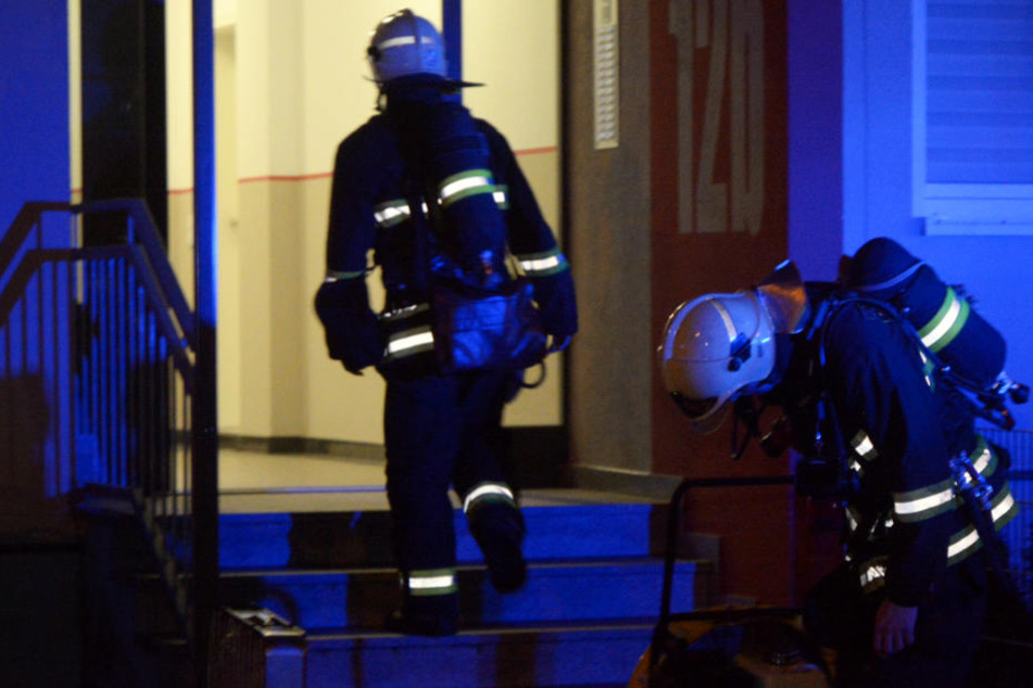 Die Feuerwehr belüftete das verrauchte Mehrfamilienhaus.