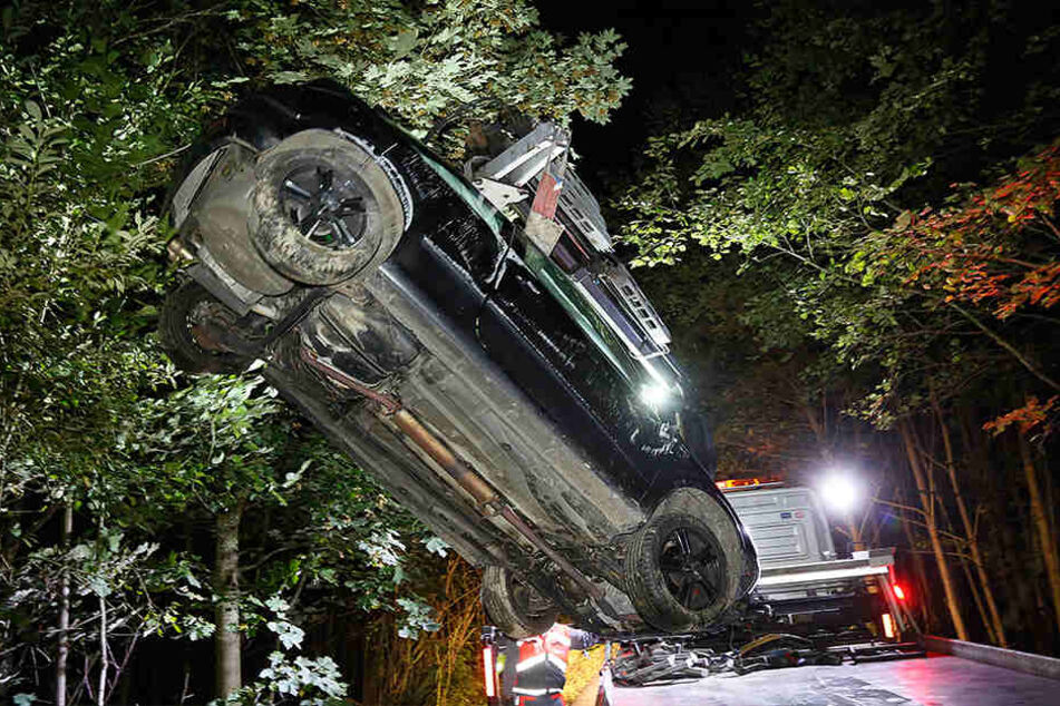 Der Opel überschlug sich, nachdem er an einen großen Stein prallte.