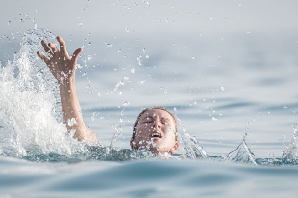 Weil sich die Fahrertür nicht öffnen ließ, stieg die Frau über die Beifahrertür aus und landete im Wasser (Symbolbild).