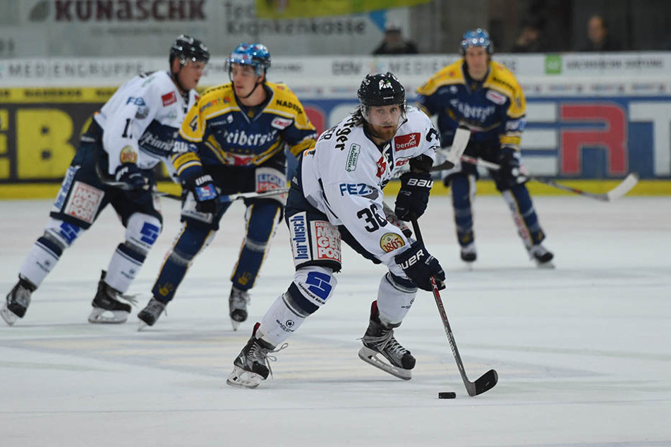 René Kramer (M.) glaubt an die Stärke seines Teams. Der Eislöwen-Verteidiger muss als Führungsspieler dafür jetzt aber auch seinen Beitrag leisten.