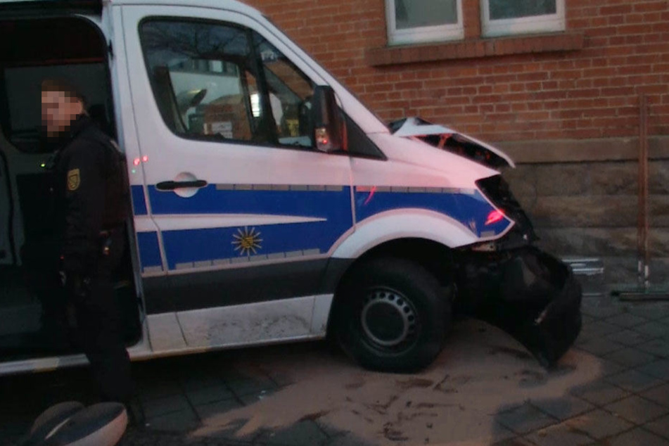 Auch ein Fahrzeug der Polizei wurde bei der Verfolgungsjagd beschädigt.