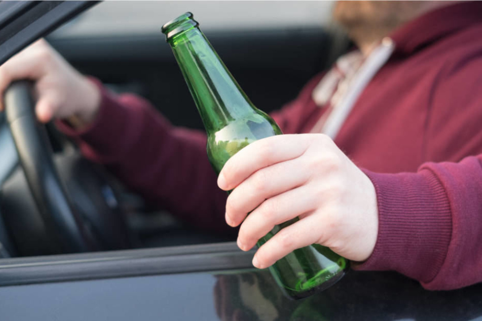 Die Polizei hat ein Ermittlungsverfahren wegen Gefährdung des Straßenverkehrs und Unfallflucht gegen den 56-Jährigen eingeleitet.
