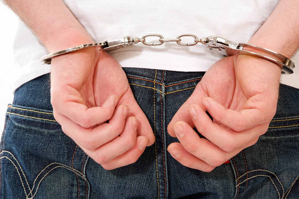 Der 20-jährige Tatverdächtige sitzt nun in Untersuchungshaft (Symbolbild).
