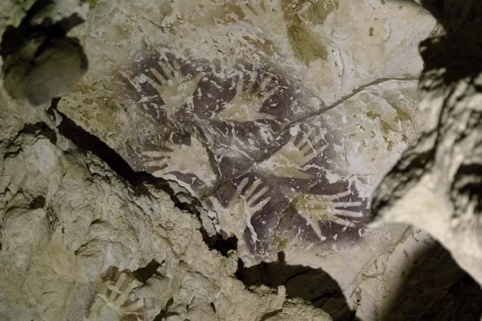 Die älteren und die neueren Bilder auf diesem Stein sollen von ihrem Entstehungsdatum her mindestens 20.000 Jahre auseinander liegen.