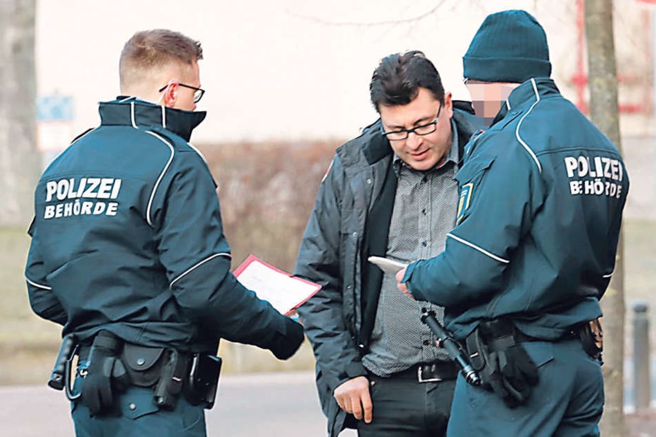 Christian Weise (49) wurde schon vorm Gericht abgefangen und bekam Mahnschreiben der Stadt Chemnitz übergeben.