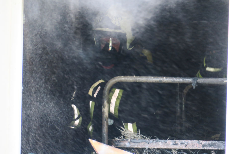 Das Feuer vernichtete ein ganzes Zimmer der Unterkunft.
