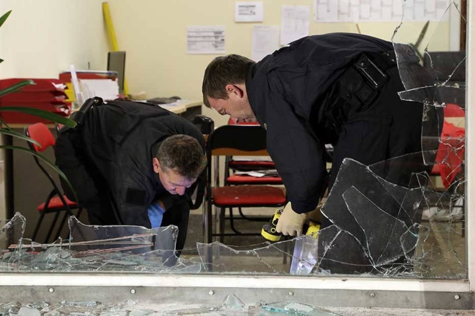 Ermittler bei der Spurensicherung nach einem Anschlag auf ein Linken-Büro in Freital.