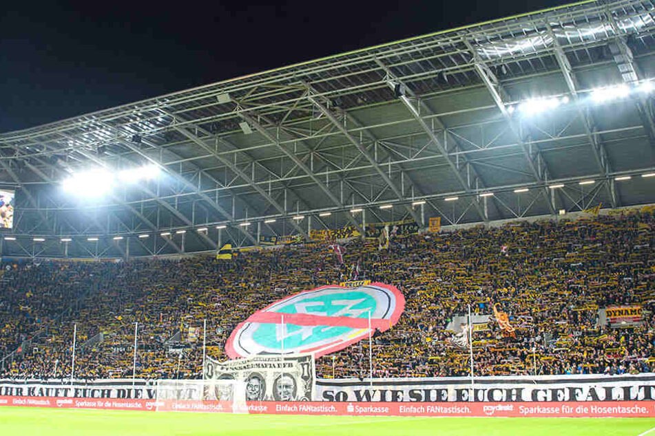 Die Dynamo-Ultras und in dieser Sache verbündete Fan-Gruppierungen protestierten Anfang November in den Stadien gezielt gegen den DFB, bei dem es ihrer Meinung nach nur noch ums Geld geht.