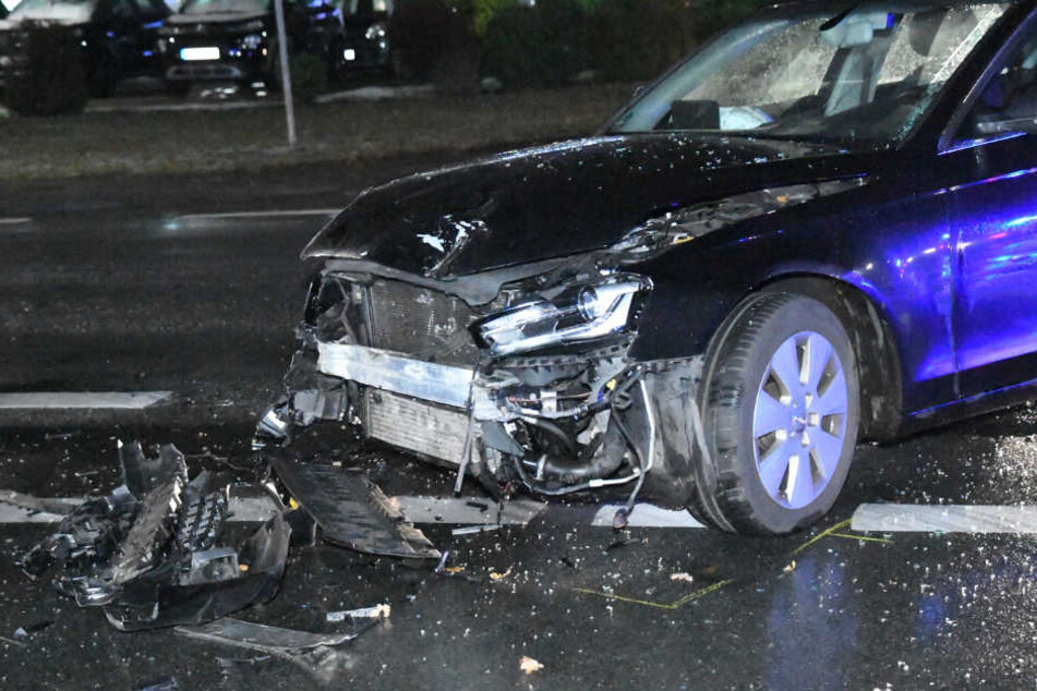 Die Frontschürze des Audis riss komplett ab.