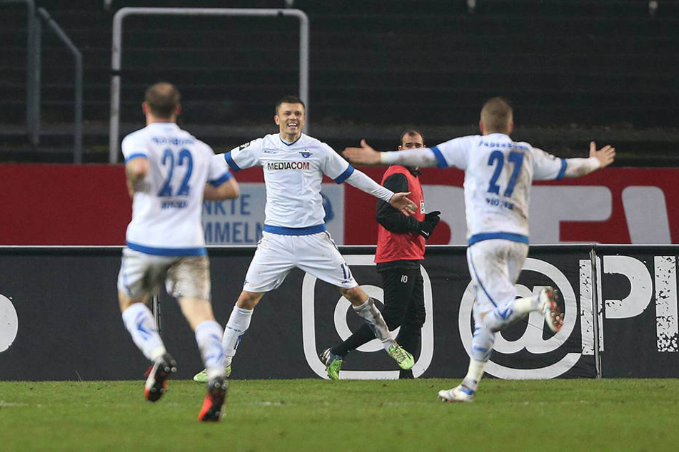 Zlatko Dedic (m.) ist glücklich über seinen 1:0-Siegtreffer.