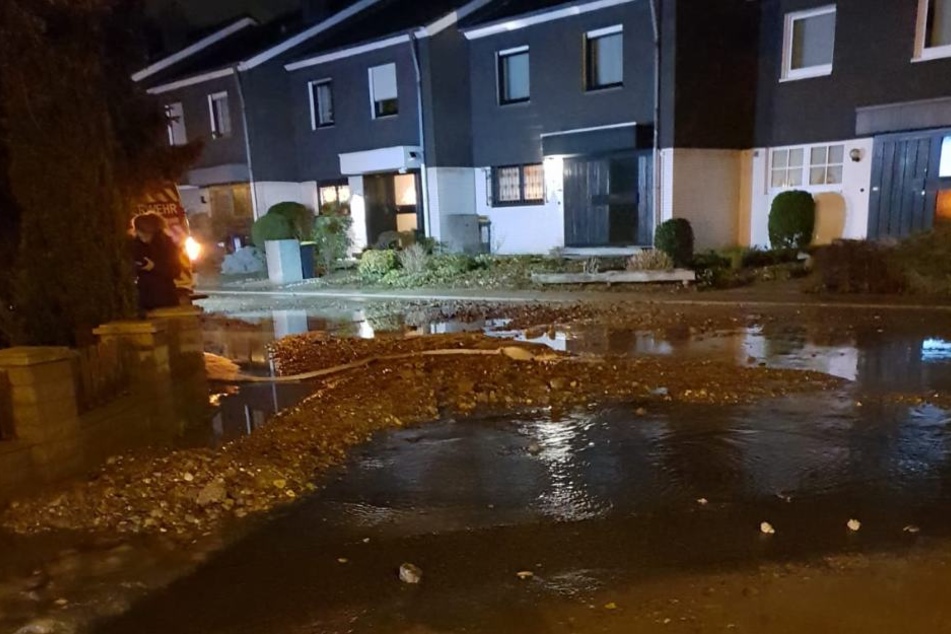 Durch einen Wasserrohrbruch wurde die Straßendecke angehoben, vier Keller liefen voll.
