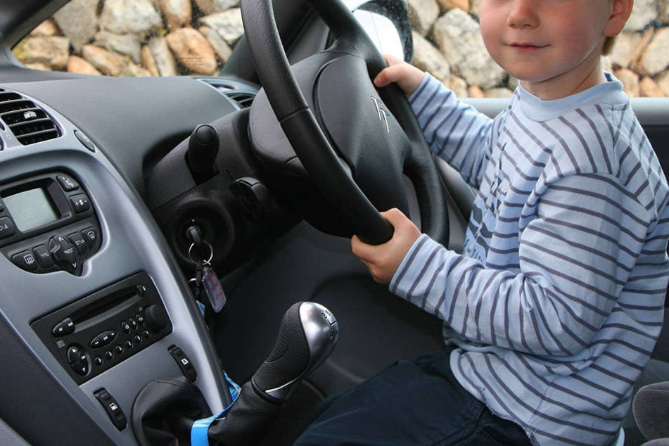 In Magdeburg wollten zwei Minderjährige mit dem Auto zur Oma fahren. (Symbolbild)