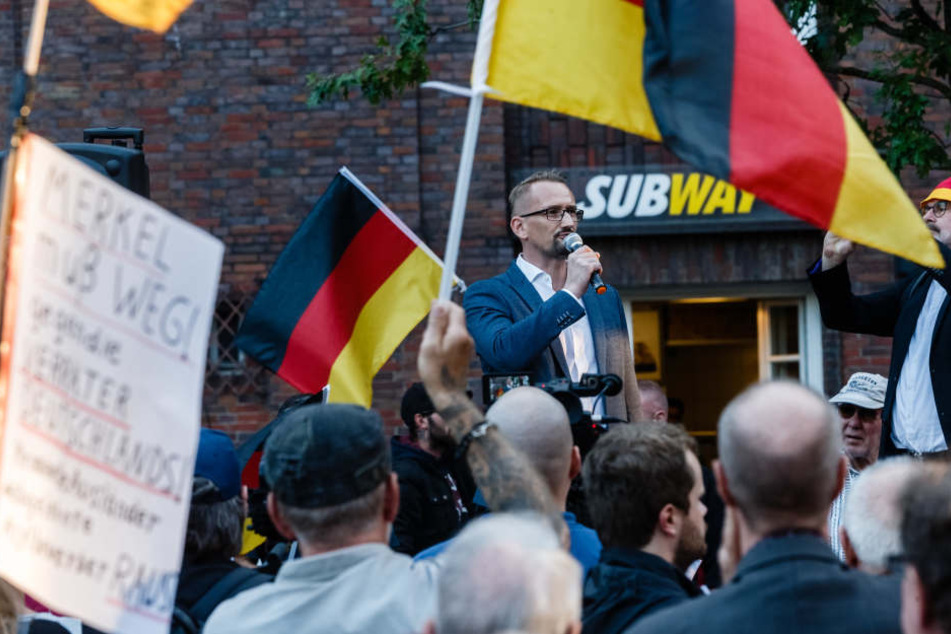 Dennis Augustin, Kreisvorsitzender des AfD Landesverbandes Südwest-Mecklenburg, spricht vergangene Woche vor Teilnehmern der "Merkel muss weg!"-Kundgebung auf dem Gänsemarkt.