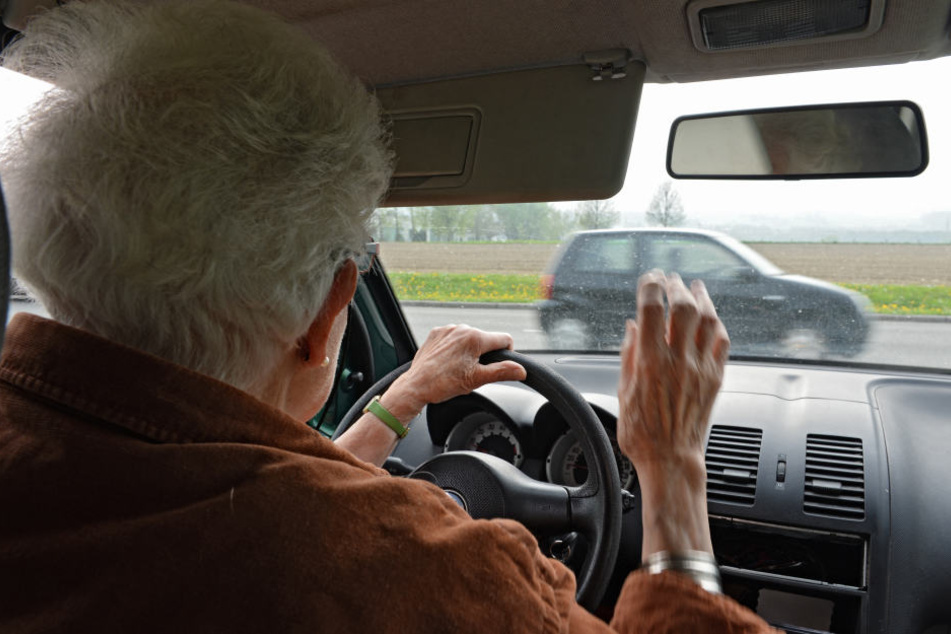 Hausärzte sollen einen Leitfaden erhalten, der helfen soll, Patienten schon vor einer Demenz mit dem Thema Autofahren zu konfrontieren.