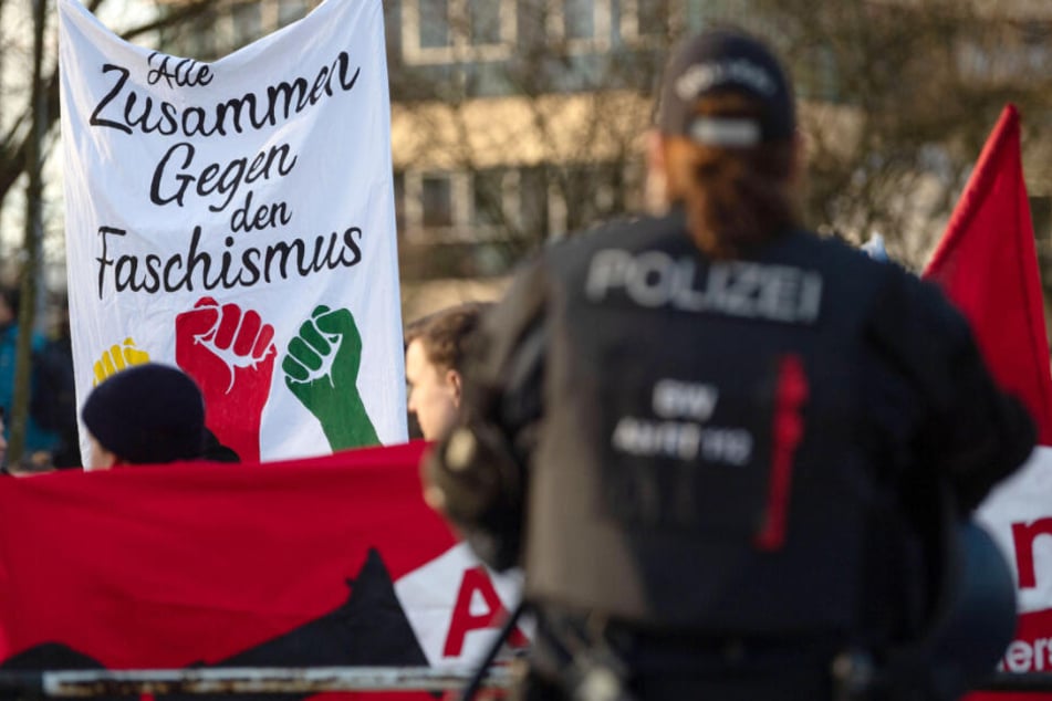 Teilnehmer einer Demonstration gegen den AfD-Sonderparteitag halten ein Transparent mit der Aufschrift "Alle Zusammen Gegen den Faschismus".